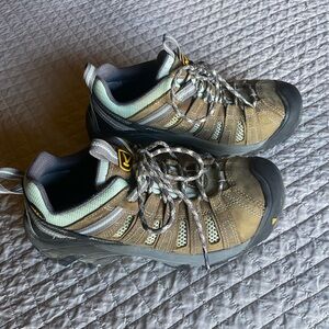 Keen hiking shoes in Tan and Black